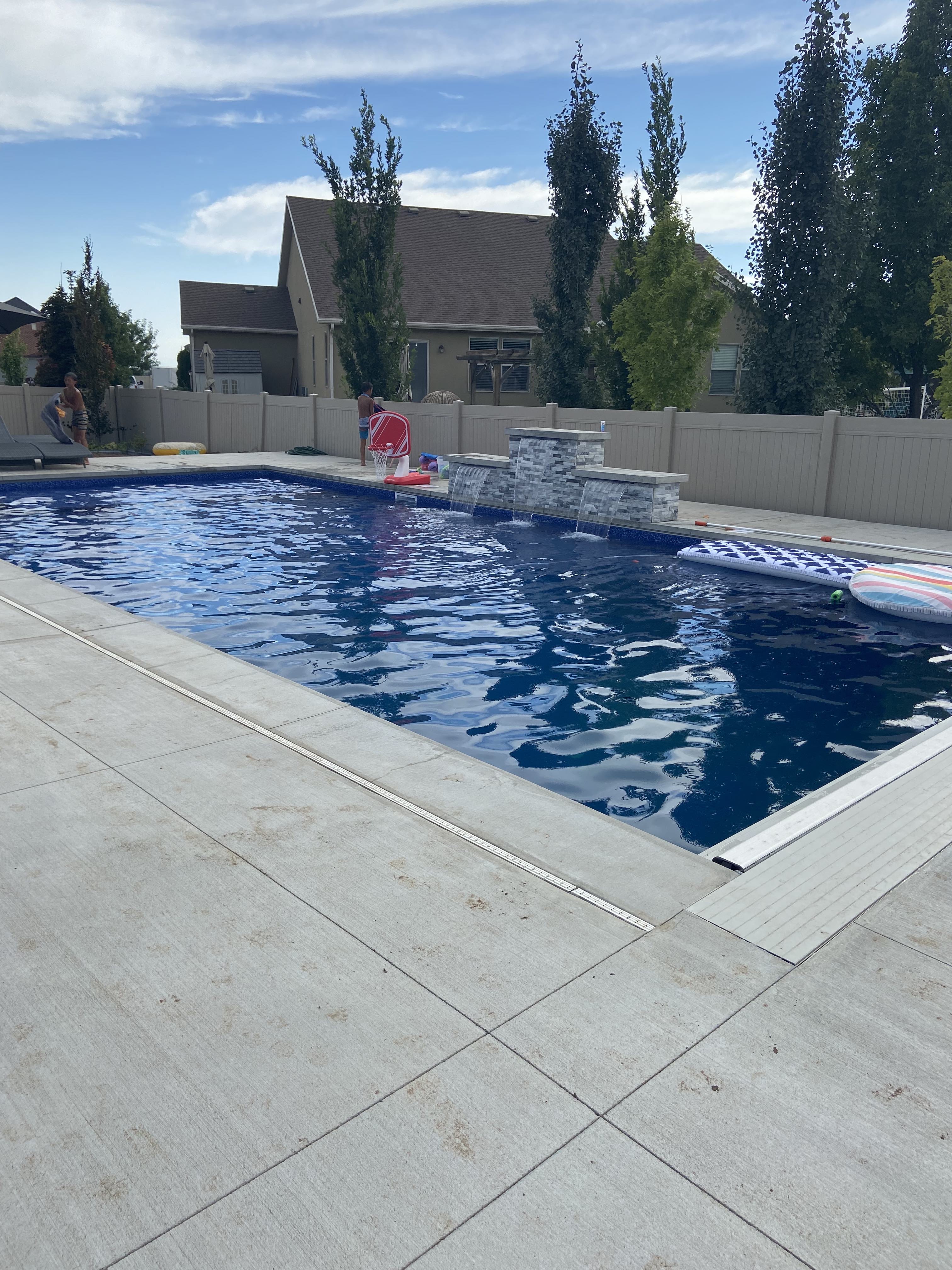 20x40 vinyl liner Pool with 3 water sheers, tanning ledge and full length bench